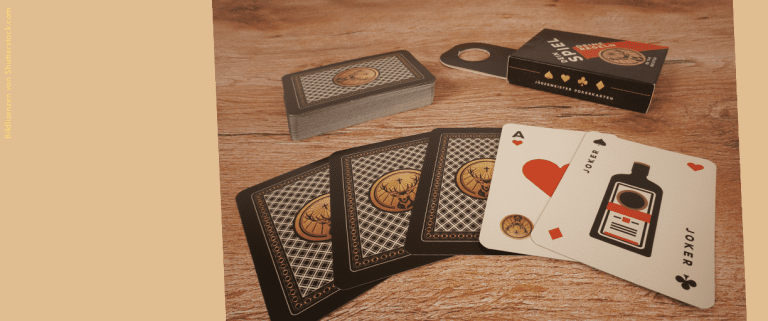 Jägermsiter Pokerspiel, Karten und Faltschachtel auf einem Tisch