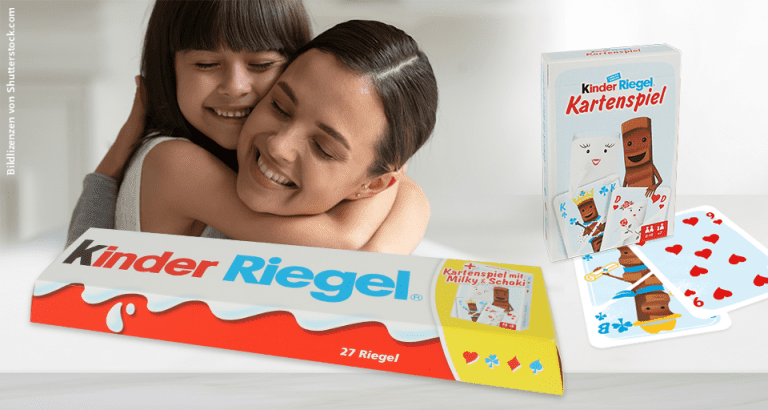Tocher umarmt ihre Mutter, im Vordergrund die große Kinder Rigelverpackung von Ferrero, daneben das Kartenspiel mit Milky und Schoki